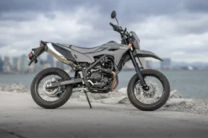 ストリートで自在に駆け抜けるパフォーマンスを持つ「KLX230SM」が、さらなるアップデートを果たして新たに登場【カワサキモータースジャパン】