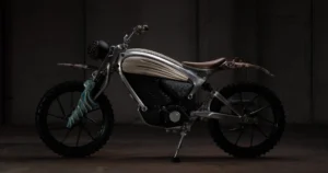 真の価値を追求したデザインと最先端のテクノロジーが融合。FLYING FLEA、世界初の芸術的なモーターサイクル「MOTOTOTEM」を2025 年の Salone del Mobile で発表