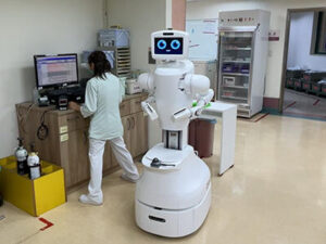 台湾企業の鴻海科技グループと看護師補助ロボットを共同開発【川崎重工業】