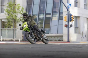 カワサキより2025年9月15日に「KLX230SM」を新たなカラー＆グラフィックで発売