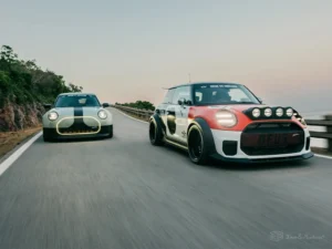 MINI JCW × Deus Ex Machina 誕生。MINIのレーシングの伝統と、両者の創造への情熱を体現した、2台のエクスクルーシブなカスタムワンオフモデル。