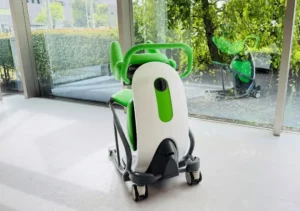 ジヤトコ、移乗機構付き車いす「Lifmy（リフミィ）」をH.C.R.2025に出展