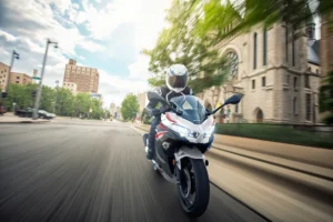 カワサキから軽量かつ高性能、シャープなスタイリングの「Ninja 400」が新たなカラー&グラフィックで2025年11月1日に発売