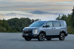 三菱自動車、新型『デリカD:5』の予約注文を10月30日より受付開始