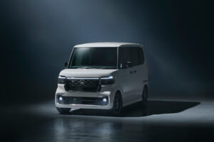 「N-BOX CUSTOM」に特別仕様車「BLACK STYLE」を設定し発売【本田技研工業】
