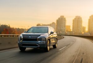 三菱自動車、大幅改良したクロスオーバーSUV『アウトランダーPHEV』をカナダで発売