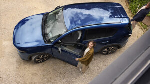 マツダ、新塗装色「ネイビーブルーマイカ」を開発