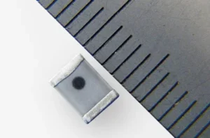 SMD小型酸化物系全固体電池SoLiCell🄬の定電圧充電対応モデル「SCD4532K」のサンプル出荷開始【FDK】