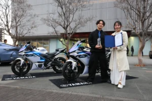 モビリティのカラーデザインコンテスト「オートカラーアウォード2025」グランプリは、ヤマハ発動機株式会社「YZF-R3/YZF-R25」のマットパールホワイトに決定！