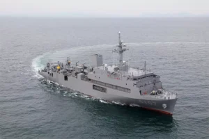 防衛省向け海洋観測艦「あかし」の引渡式、三菱造船が下関で実施【三菱重工業】