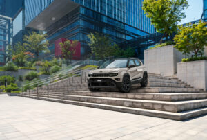 ジープ 限定車「Jeep® Avenger 4xe Hybrid Stone」を発売
