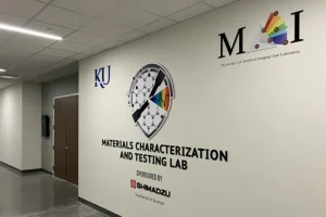 米カンザス大学に材料評価・試験の共同ラボを開所 高度な材料評価技術で先端研究を支援【島津製作所】