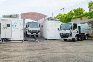 いすゞと横浜市、バッテリー交換式EVごみ収集車の実証実験を開始