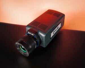 FLIRとedevis、FLIR A6450 MWIRサーマルイメージングの統合によりリアルタイム自動非破壊検査（NDT）を高度化