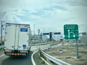 自動運転トラックで国内初　T2、高速道路料金所を自動運転のまま通行に成功