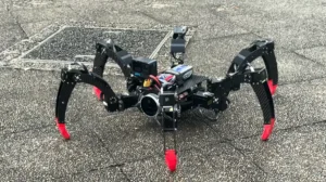 瓦礫を走破し「触って判断する」六脚スパイダーロボットを開発【アトラックラボ】