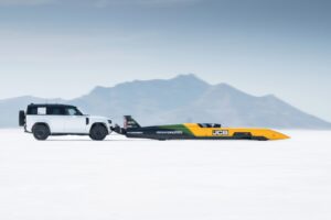 「DEFENDER OCTA」の卓越したパフォーマンス、走破能力、安定性が水素エンジン車「JCB Hydromax」の地上最高速度の新記録時速 406.320 マイルの達成をサポート