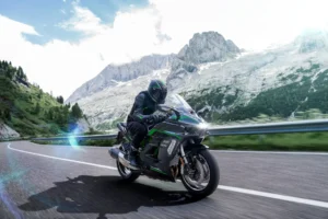 カワサキのフラッグシップツアラー「Ninja H2 SX SE」の2027年モデルを2026年10月1日(木)に発売