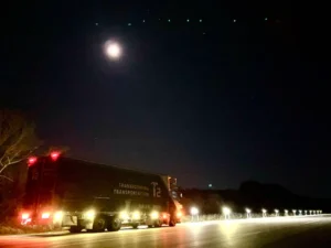 パナソニック エレクトリックワークスとT2、自動運転トラックと道路照明設備の協調を検証する国内初の共同実証開始